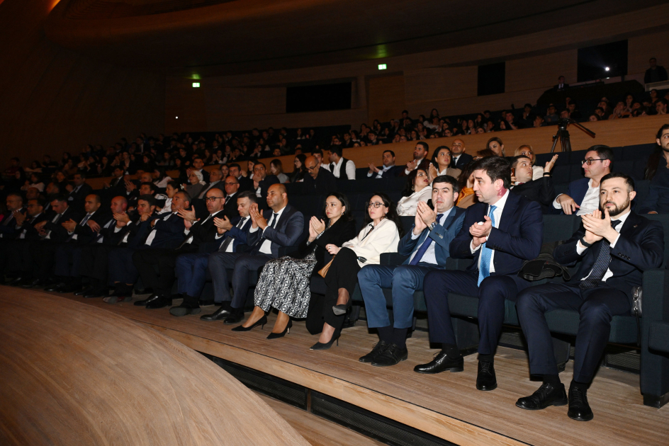 Heydər Əliyev Mərkəzində Ümummilli Lider Heydər Əliyevə həsr edilən “Bir səfərin izi ilə” filmi nümayiş olunub (FOTO)