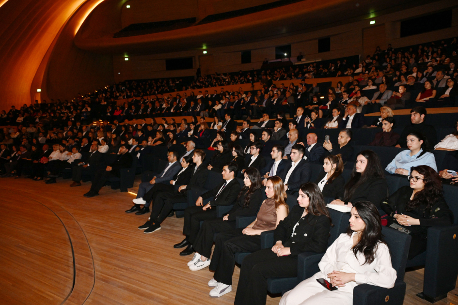 Heydər Əliyev Mərkəzində Ümummilli Lider Heydər Əliyevə həsr edilən “Bir səfərin izi ilə” filmi nümayiş olunub (FOTO)