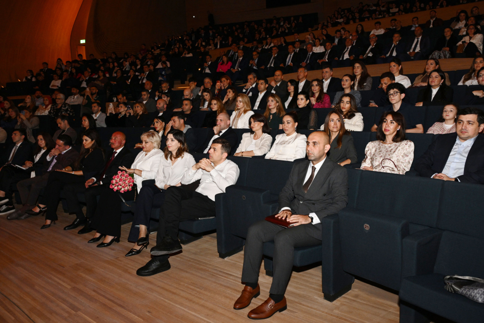 Heydər Əliyev Mərkəzində Ümummilli Lider Heydər Əliyevə həsr edilən “Bir səfərin izi ilə” filmi nümayiş olunub (FOTO)