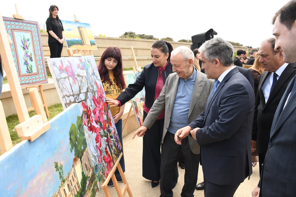 Mərkəzi Nəbatat bağında gənc rəssamların sərgisi keçirilib (FOTO)
