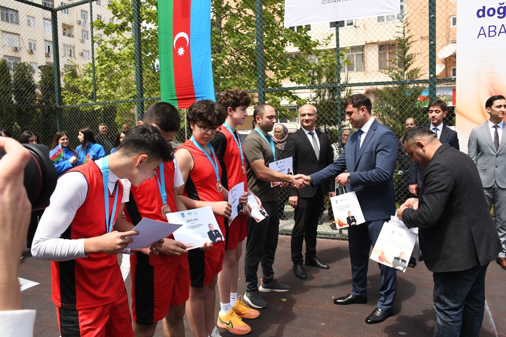 Paytaxtın abad məhəllələrində basketbol yarışları başa çatıb (FOTO)