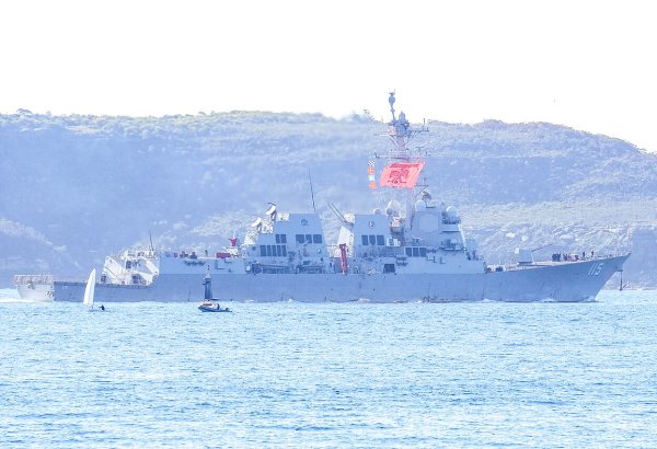ABŞ Dəniz Qüvvələrinin üçüncü idarəolunan raket esminesi Fars körfəzinə daxil olub