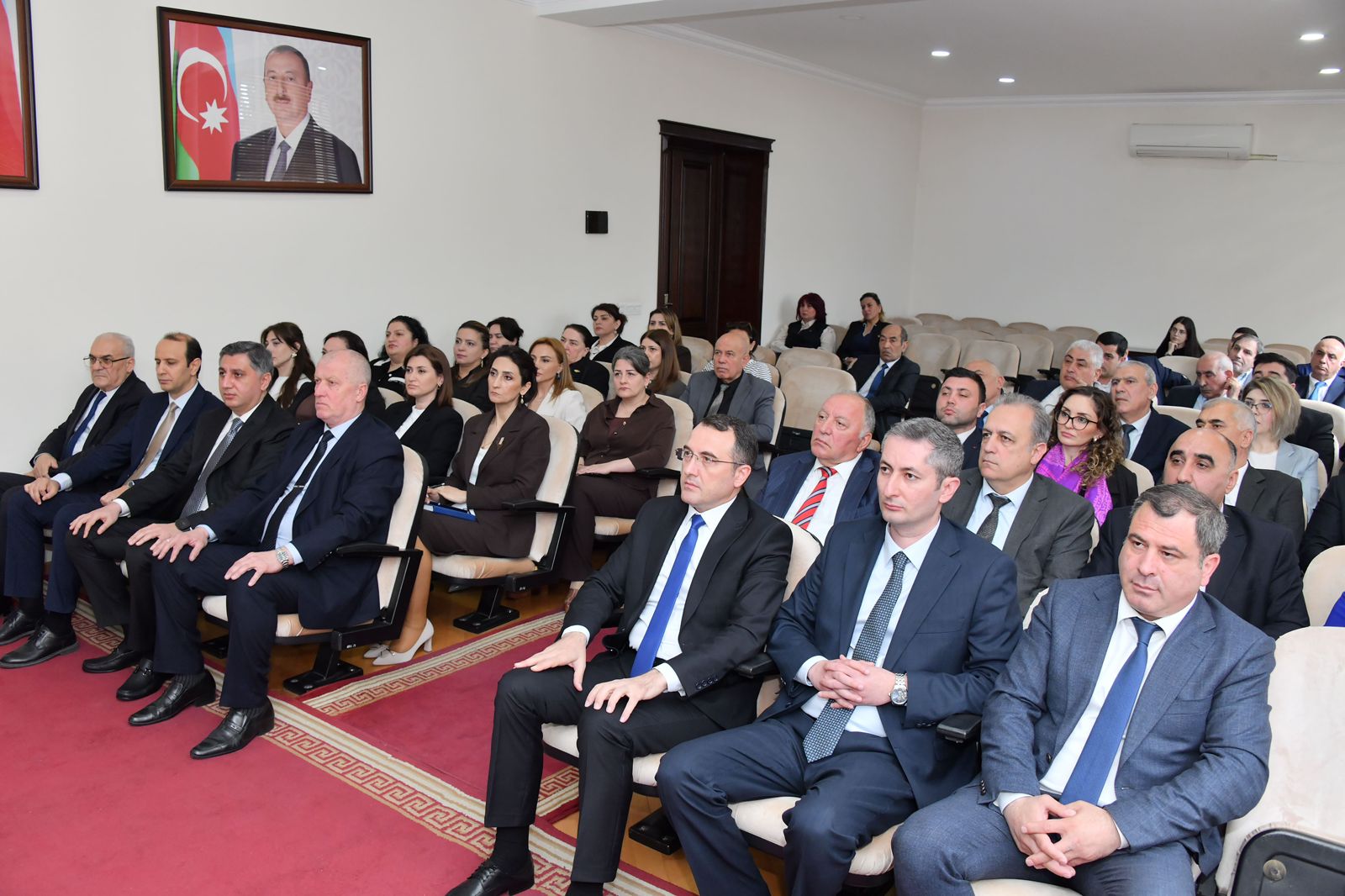 Sumqayıt Dövlət Universitetinin yeni rektoru kollektivə təqdim olunub (FOTO)