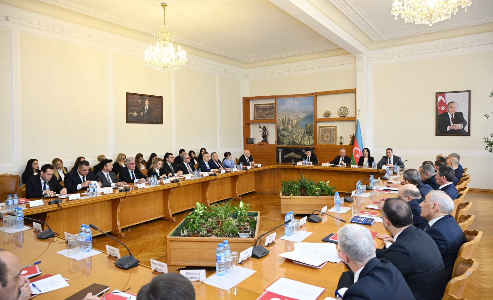 Ümummilli Lider Heydər Əliyevin anadan olmasının 103-cü ildönümünə həsr edilən dəyirmi masa keçirilib (FOTO)