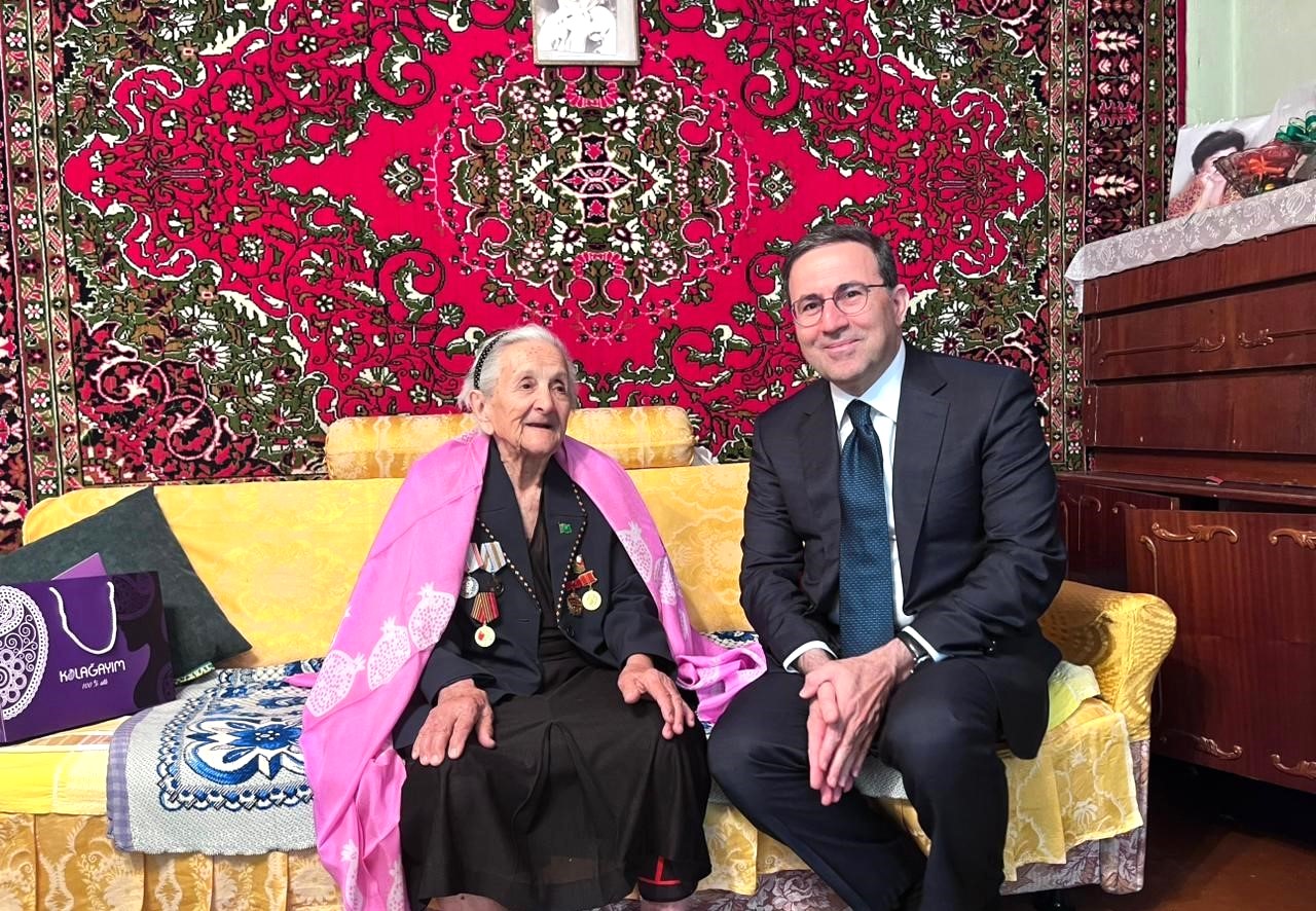 Səfir Qismət Gözəlov Aşqabadda yaşayan Böyük Vətən müharibəsi iştirakçısı Tahirə Əliyevanı təbrik edib (FOTO)