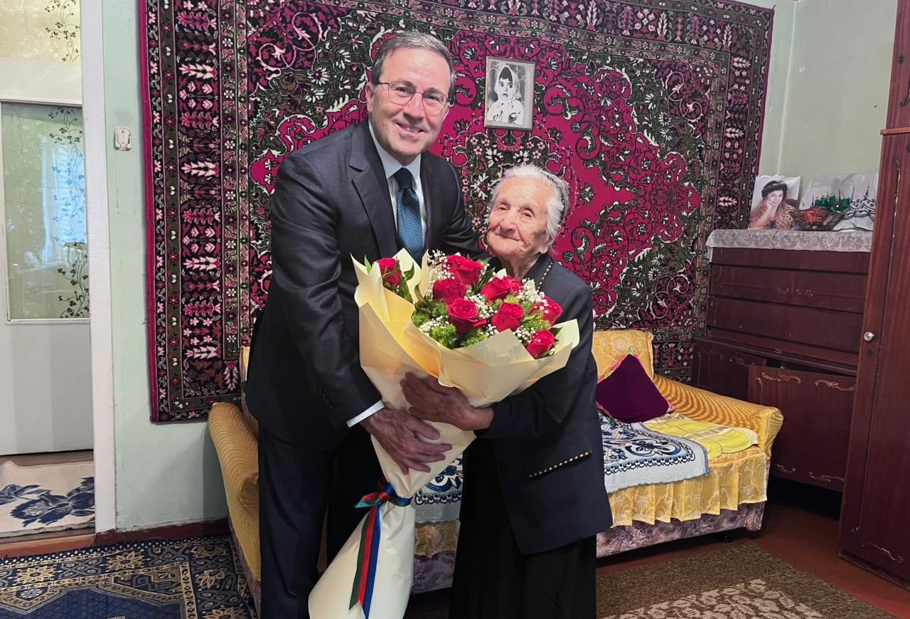 Səfir Qismət Gözəlov Aşqabadda yaşayan Böyük Vətən müharibəsi iştirakçısı Tahirə Əliyevanı təbrik edib (FOTO)
