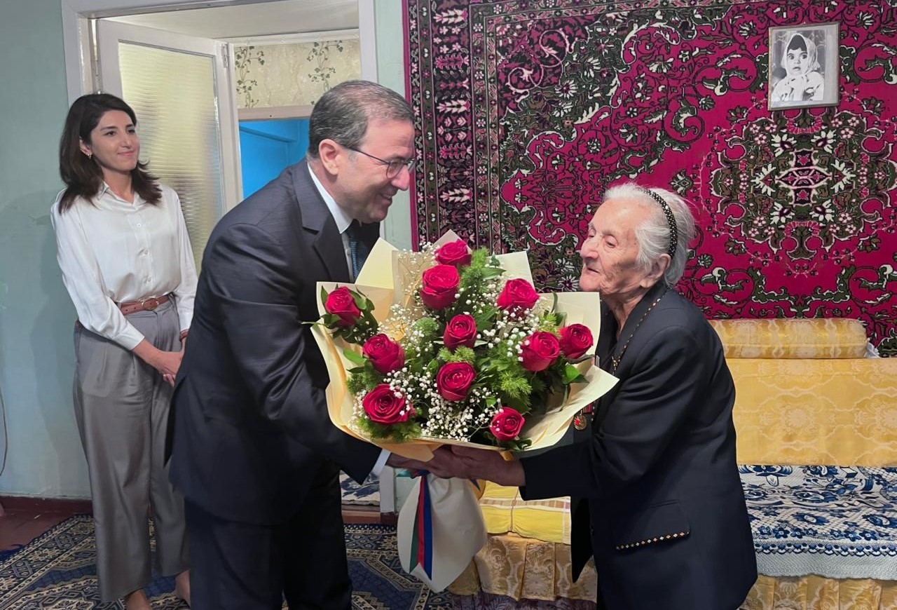 Səfir Qismət Gözəlov Aşqabadda yaşayan Böyük Vətən müharibəsi iştirakçısı Tahirə Əliyevanı təbrik edib (FOTO)