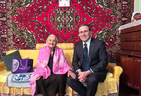 Səfir Qismət Gözəlov Aşqabadda yaşayan Böyük Vətən müharibəsi iştirakçısı Tahirə Əliyevanı təbrik edib (FOTO)