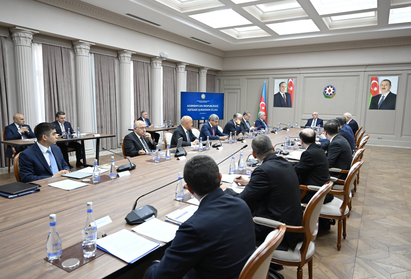 Əli Əsədov iclas keçirdi (FOTO)