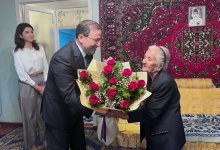 Səfir Qismət Gözəlov Aşqabadda yaşayan Böyük Vətən müharibəsi iştirakçısı Tahirə Əliyevanı təbrik edib (FOTO)