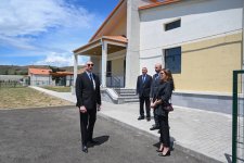 Prezident İlham Əliyev və Birinci xanım Mehriban Əliyeva Şükürbəyli kəndində fərdi evlərdə yaradılmış şəraitlə tanış olublar (FOTO)