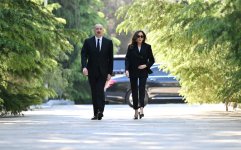 Prezident İlham Əliyev və Birinci xanım Mehriban Əliyeva Fəxri xiyabanda Ulu Öndər Heydər Əliyevin məzarını ziyarət ediblər (FOTO/VİDEO)
