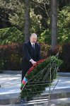 Prezident İlham Əliyev və Birinci xanım Mehriban Əliyeva Fəxri xiyabanda Ulu Öndər Heydər Əliyevin məzarını ziyarət ediblər (FOTO/VİDEO)