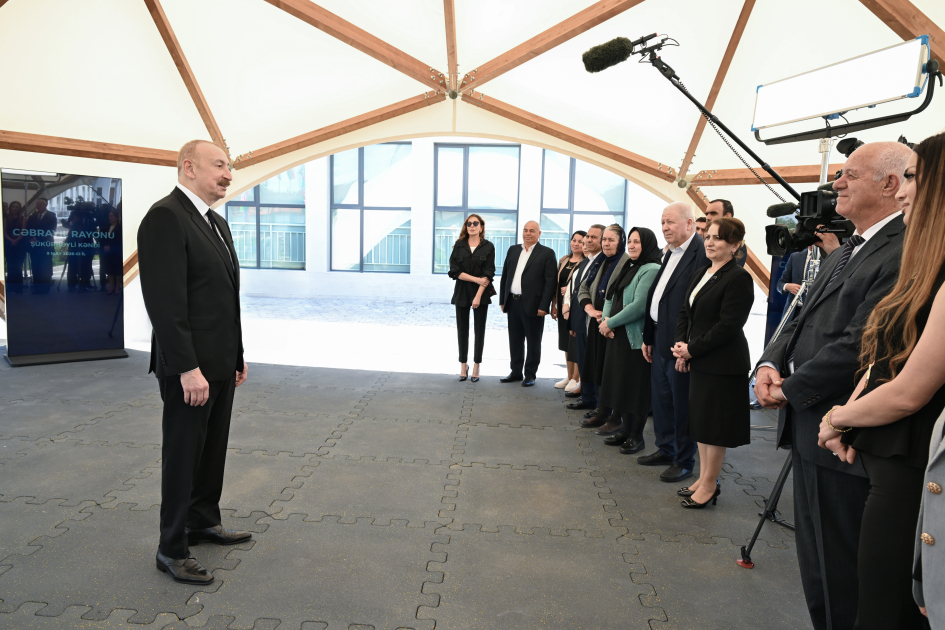 Prezident İlham Əliyev və Birinci xanım Mehriban Əliyeva Cəbrayıl rayonunun Şükürbəyli kəndinə köçən sakinlərlə görüşüblər (FOTO)