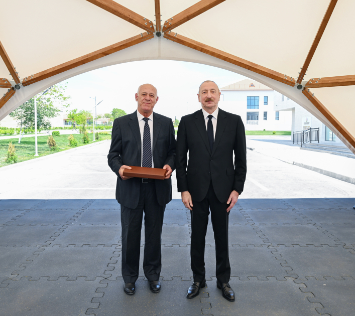 Prezident İlham Əliyev və Birinci xanım Mehriban Əliyeva Cəbrayıl rayonunun Şükürbəyli kəndinə köçən sakinlərlə görüşüblər (FOTO)