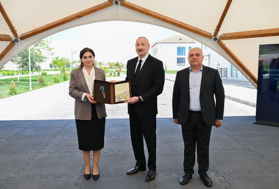 Prezident İlham Əliyev və Birinci xanım Mehriban Əliyeva Cəbrayıl rayonunun Şükürbəyli kəndinə köçən sakinlərlə görüşüblər (FOTO)