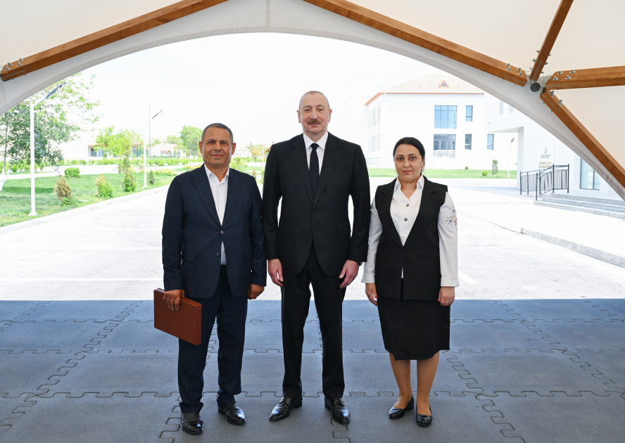 Prezident İlham Əliyev və Birinci xanım Mehriban Əliyeva Cəbrayıl rayonunun Şükürbəyli kəndinə köçən sakinlərlə görüşüblər (FOTO)