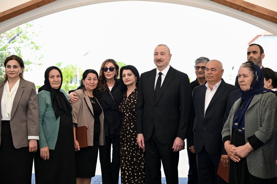 Prezident İlham Əliyev və Birinci xanım Mehriban Əliyeva Cəbrayıl rayonunun Şükürbəyli kəndinə köçən sakinlərlə görüşüblər (FOTO)