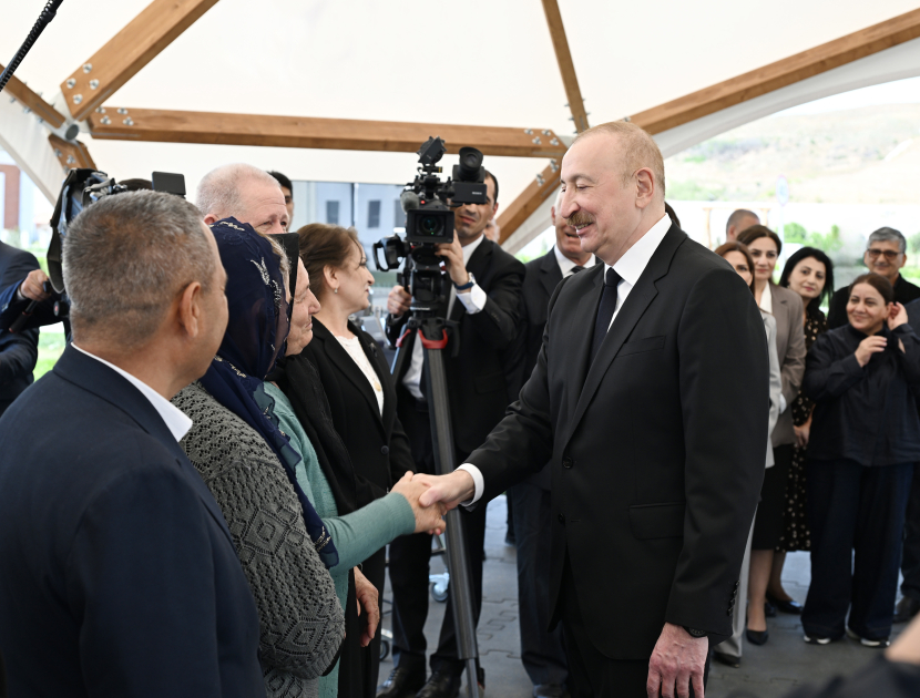 Prezident İlham Əliyev və Birinci xanım Mehriban Əliyeva Cəbrayıl rayonunun Şükürbəyli kəndinə köçən sakinlərlə görüşüblər (FOTO)