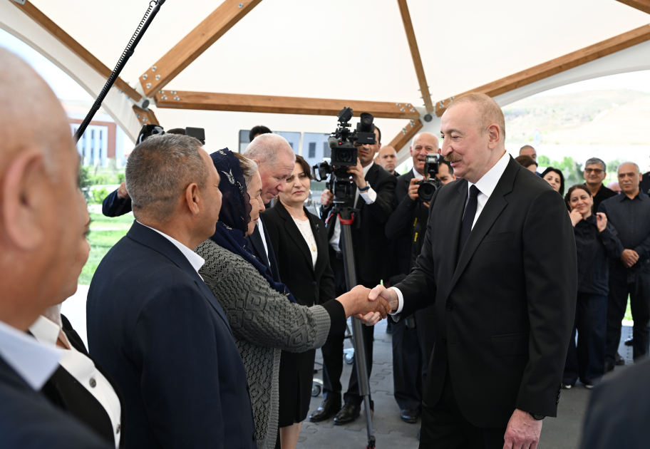 Prezident İlham Əliyev və Birinci xanım Mehriban Əliyeva Cəbrayıl rayonunun Şükürbəyli kəndinə köçən sakinlərlə görüşüblər (FOTO)