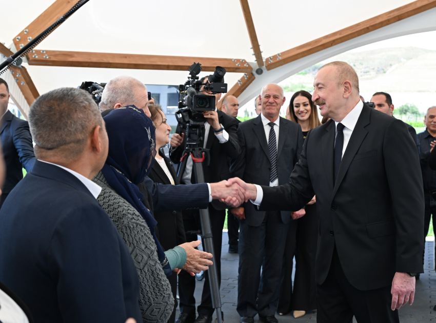 Prezident İlham Əliyev və Birinci xanım Mehriban Əliyeva Cəbrayıl rayonunun Şükürbəyli kəndinə köçən sakinlərlə görüşüblər (FOTO)