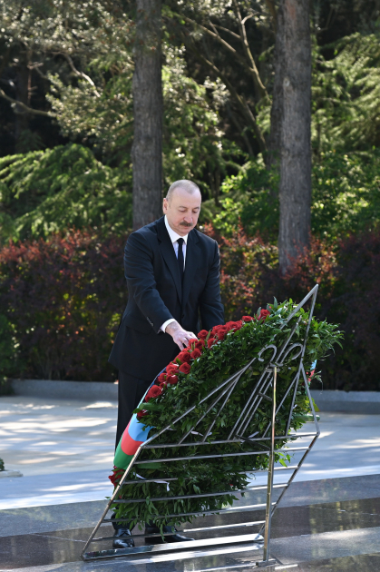 Prezident İlham Əliyev və Birinci xanım Mehriban Əliyeva Fəxri xiyabanda Ulu Öndər Heydər Əliyevin məzarını ziyarət ediblər (FOTO/VİDEO)