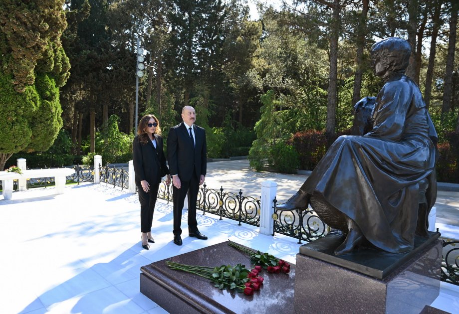 Prezident İlham Əliyev və Birinci xanım Mehriban Əliyeva Fəxri xiyabanda Ulu Öndər Heydər Əliyevin məzarını ziyarət ediblər (FOTO/VİDEO)