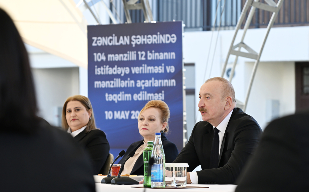 Prezident İlham Əliyev Zəngilan şəhərindəki ilk yaşayış kompleksinə köçən ailələrlə görüşüb (FOTO) (YENİLƏNİB)