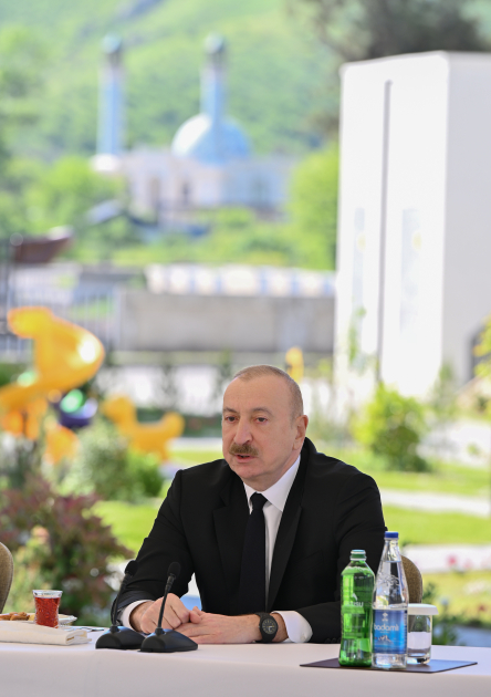 Prezident İlham Əliyev Zəngilan şəhərində sakinlərlə görüşüb, “Zangilan City Park Hotel”in təməlini qoyub (FOTO)