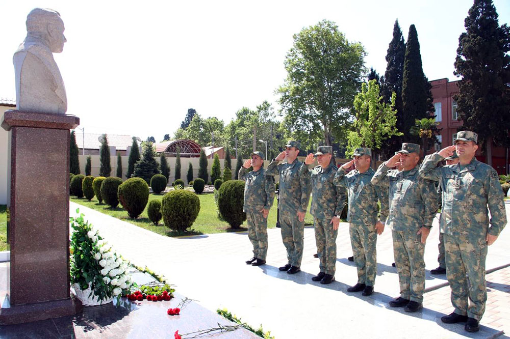 Azərbaycan Ordusunda Ümummilli Lider Heydər Əliyevin anadan olmasının 103-cü ildönümü qeyd edilib (FOTO/VİDEO)