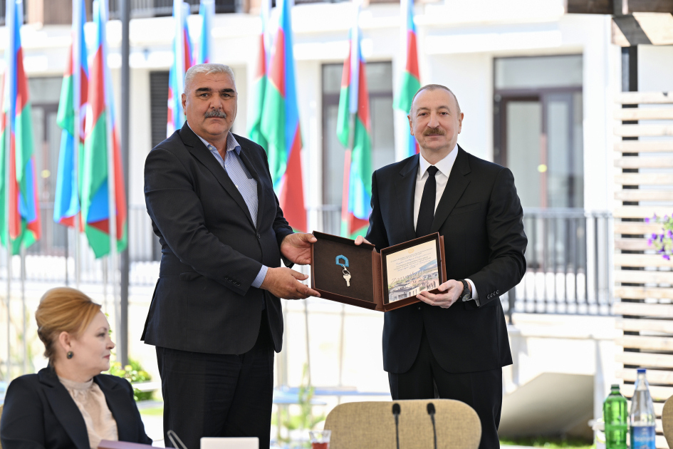 Prezident İlham Əliyev Zəngilan şəhərində sakinlərlə görüşüb, “Zangilan City Park Hotel”in təməlini qoyub (FOTO)