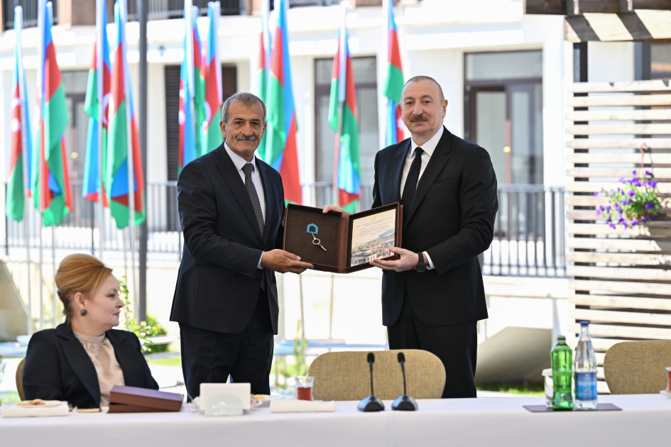Prezident İlham Əliyev Zəngilan şəhərində sakinlərlə görüşüb, “Zangilan City Park Hotel”in təməlini qoyub (FOTO)