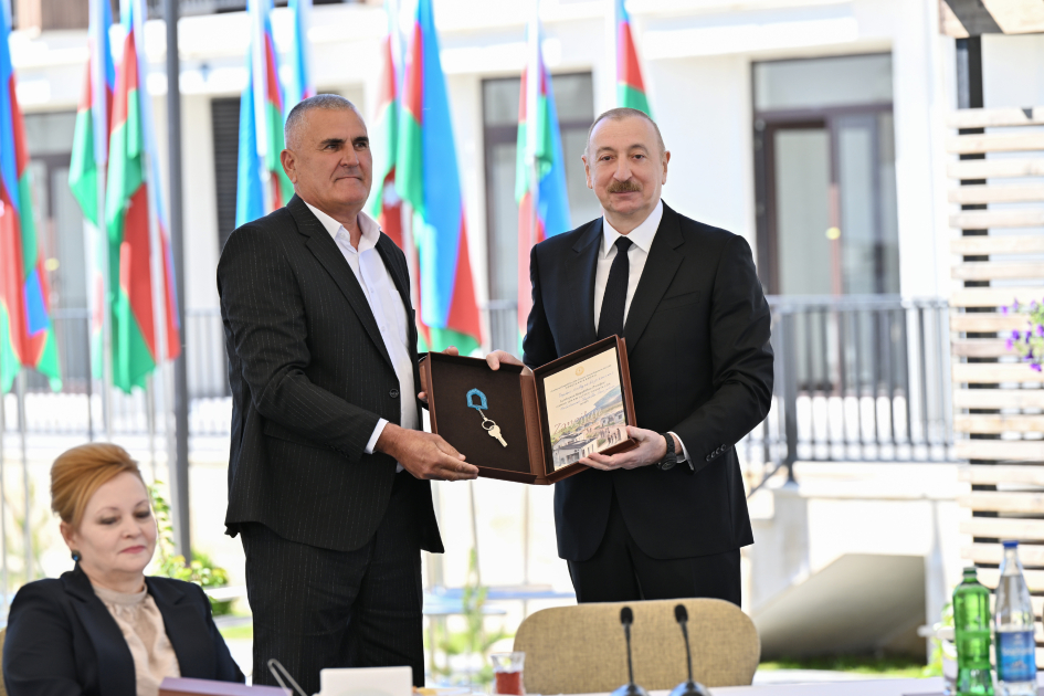 Prezident İlham Əliyev Zəngilan şəhərində sakinlərlə görüşüb, “Zangilan City Park Hotel”in təməlini qoyub (FOTO)