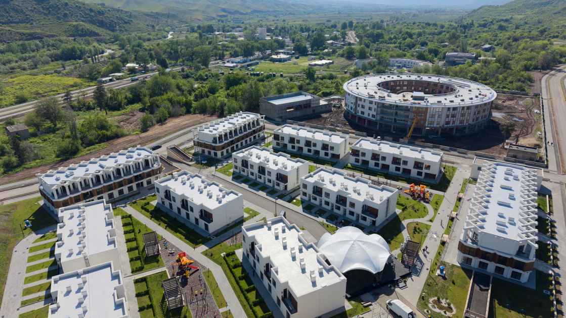 Prezident İlham Əliyev Zəngilan şəhərində sakinlərlə görüşüb, “Zangilan City Park Hotel”in təməlini qoyub (FOTO)