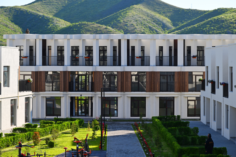 Prezident İlham Əliyev Zəngilan şəhərində sakinlərlə görüşüb, “Zangilan City Park Hotel”in təməlini qoyub (FOTO)