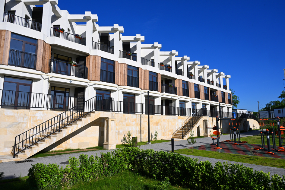 Prezident İlham Əliyev Zəngilan şəhərində sakinlərlə görüşüb, “Zangilan City Park Hotel”in təməlini qoyub (FOTO)