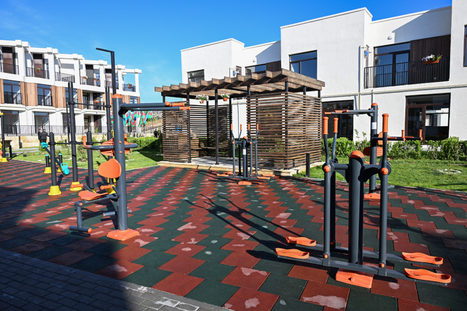 Prezident İlham Əliyev Zəngilan şəhərində sakinlərlə görüşüb, “Zangilan City Park Hotel”in təməlini qoyub (FOTO)