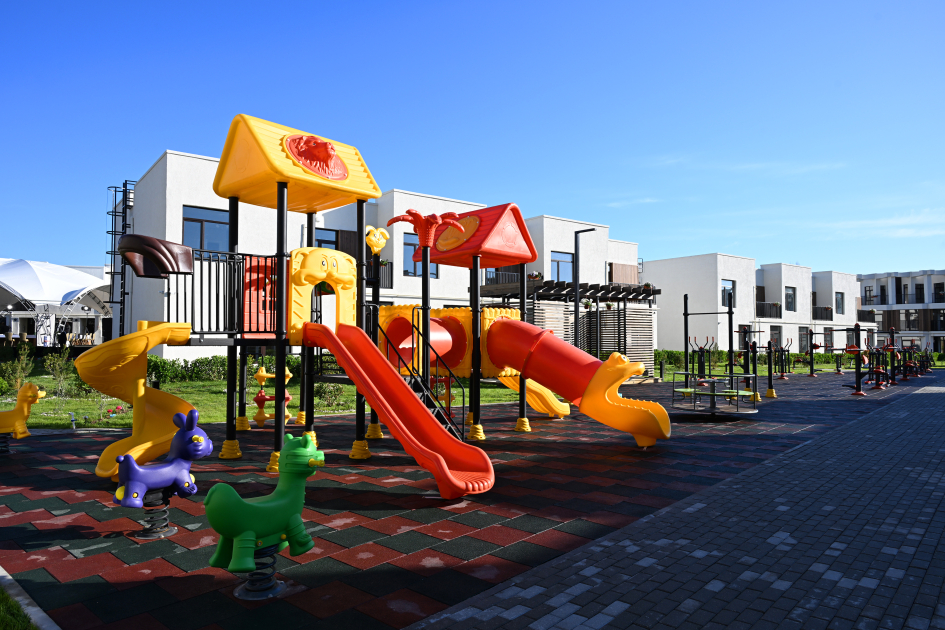 Prezident İlham Əliyev Zəngilan şəhərində sakinlərlə görüşüb, “Zangilan City Park Hotel”in təməlini qoyub (FOTO)