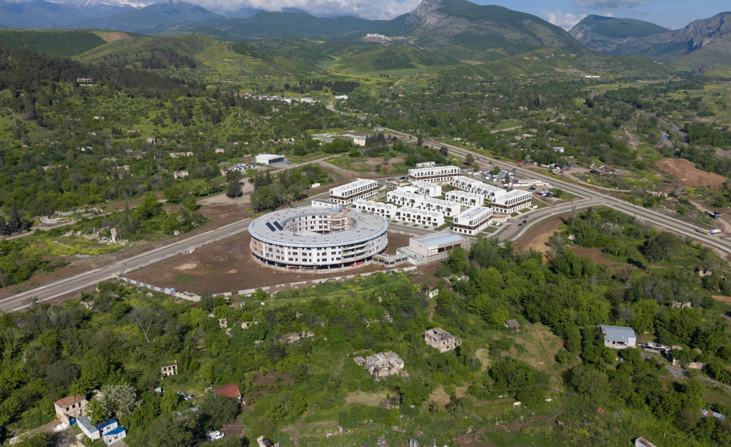 Prezident İlham Əliyev Zəngilan şəhərində sakinlərlə görüşüb, “Zangilan City Park Hotel”in təməlini qoyub (FOTO)