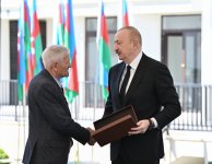 Prezident İlham Əliyev Zəngilan şəhərindəki ilk yaşayış kompleksinə köçən ailələrlə görüşüb (FOTO) (YENİLƏNİB)