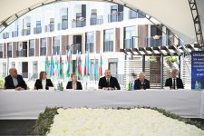 Prezident İlham Əliyev Zəngilan şəhərindəki ilk yaşayış kompleksinə köçən ailələrlə görüşüb (FOTO) (YENİLƏNİB)
