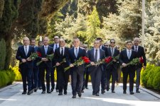 Səhiyyə Nazirliyinin rəhbərliyi və kollektivi ümummilli lider Heydər Əliyevin əziz xatirəsini ehtiramla yad edib (FOTO)