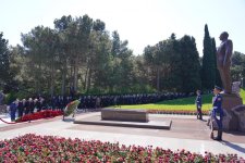 Milli Məclisin kollektivi Fəxri xiyabanda Ulu Öndər Heydər Əliyevin məzarını ziyarət edib (FOTO)