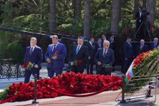 Milli Məclisin kollektivi Fəxri xiyabanda Ulu Öndər Heydər Əliyevin məzarını ziyarət edib (FOTO)