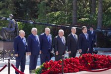 Milli Məclisin kollektivi Fəxri xiyabanda Ulu Öndər Heydər Əliyevin məzarını ziyarət edib (FOTO)
