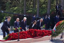 Milli Məclisin kollektivi Fəxri xiyabanda Ulu Öndər Heydər Əliyevin məzarını ziyarət edib (FOTO)