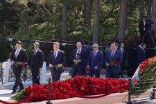 Milli Məclisin kollektivi Fəxri xiyabanda Ulu Öndər Heydər Əliyevin məzarını ziyarət edib (FOTO)