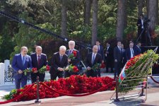 Milli Məclisin kollektivi Fəxri xiyabanda Ulu Öndər Heydər Əliyevin məzarını ziyarət edib (FOTO)