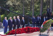 Milli Məclisin kollektivi Fəxri xiyabanda Ulu Öndər Heydər Əliyevin məzarını ziyarət edib (FOTO)