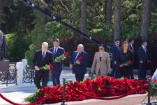 Milli Məclisin kollektivi Fəxri xiyabanda Ulu Öndər Heydər Əliyevin məzarını ziyarət edib (FOTO)